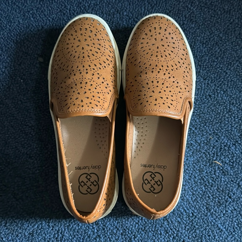 Daisy Fuentes Slip-on’s